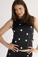 Alma bluse sort og hvit polkadot