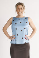 Alma bluse blå og brun polkadot