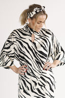 Bekka bluse sort og hvit zebra