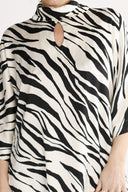 Bekka bluse sort og hvit zebra