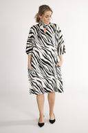 Cornelia kjole sort og hvit zebra
