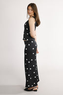 Lill skjørt i sort og hvit polkadots