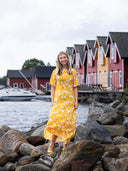 Ulrika okergul og hvit blomstret kjole