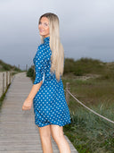 Bella blå og hvit polkadot kjole