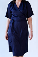 Iris navy eksklusiv omslagskjole i rayon