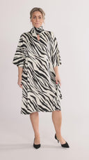 Cornelia kjole sort og hvit zebra